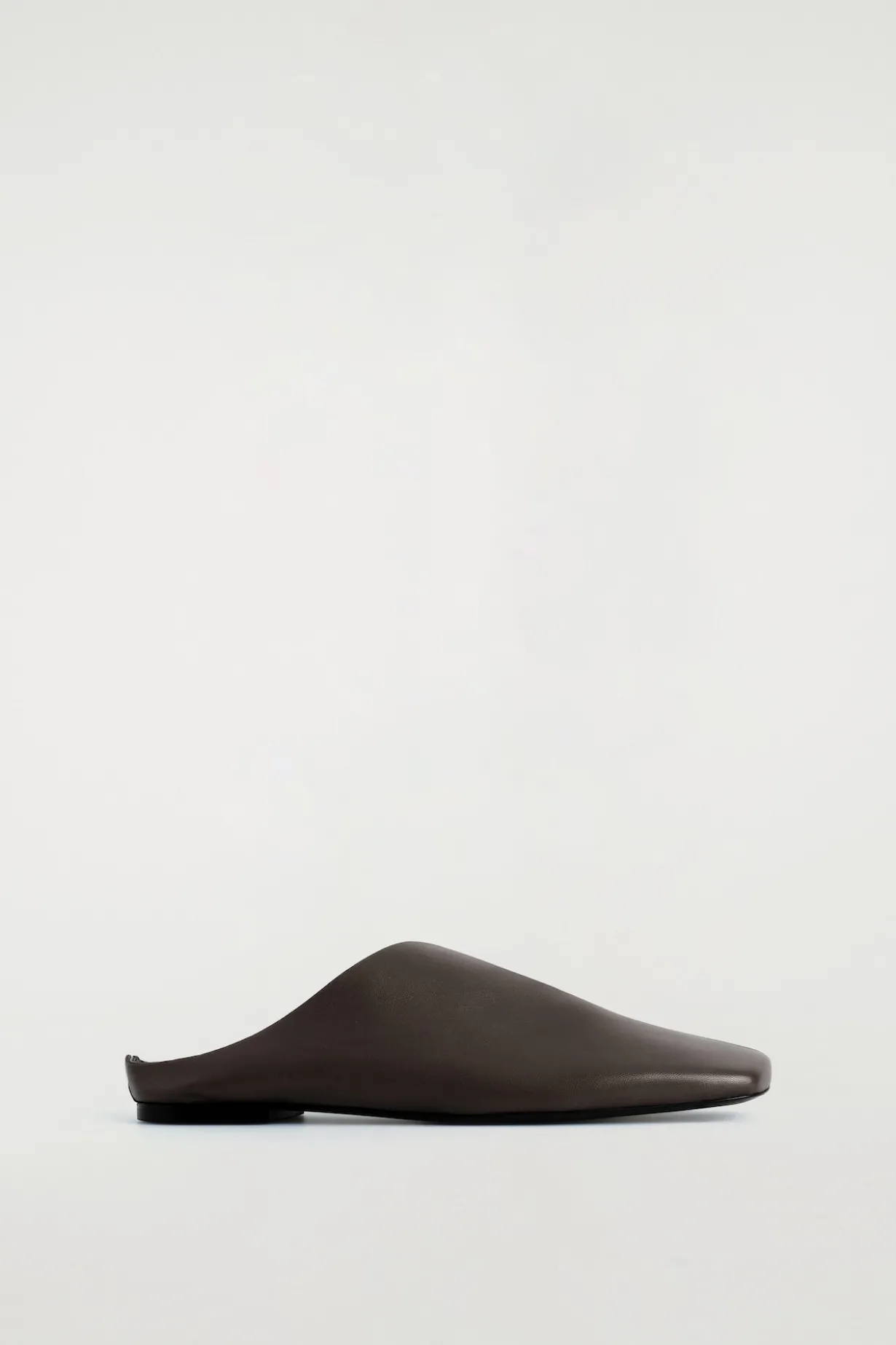 DRAPIERTE MULES AUS LEDER