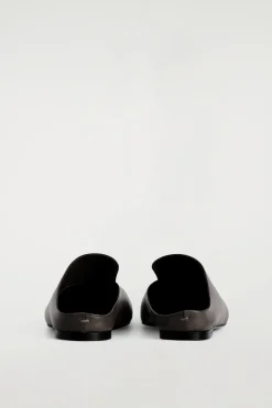DRAPIERTE MULES AUS LEDER