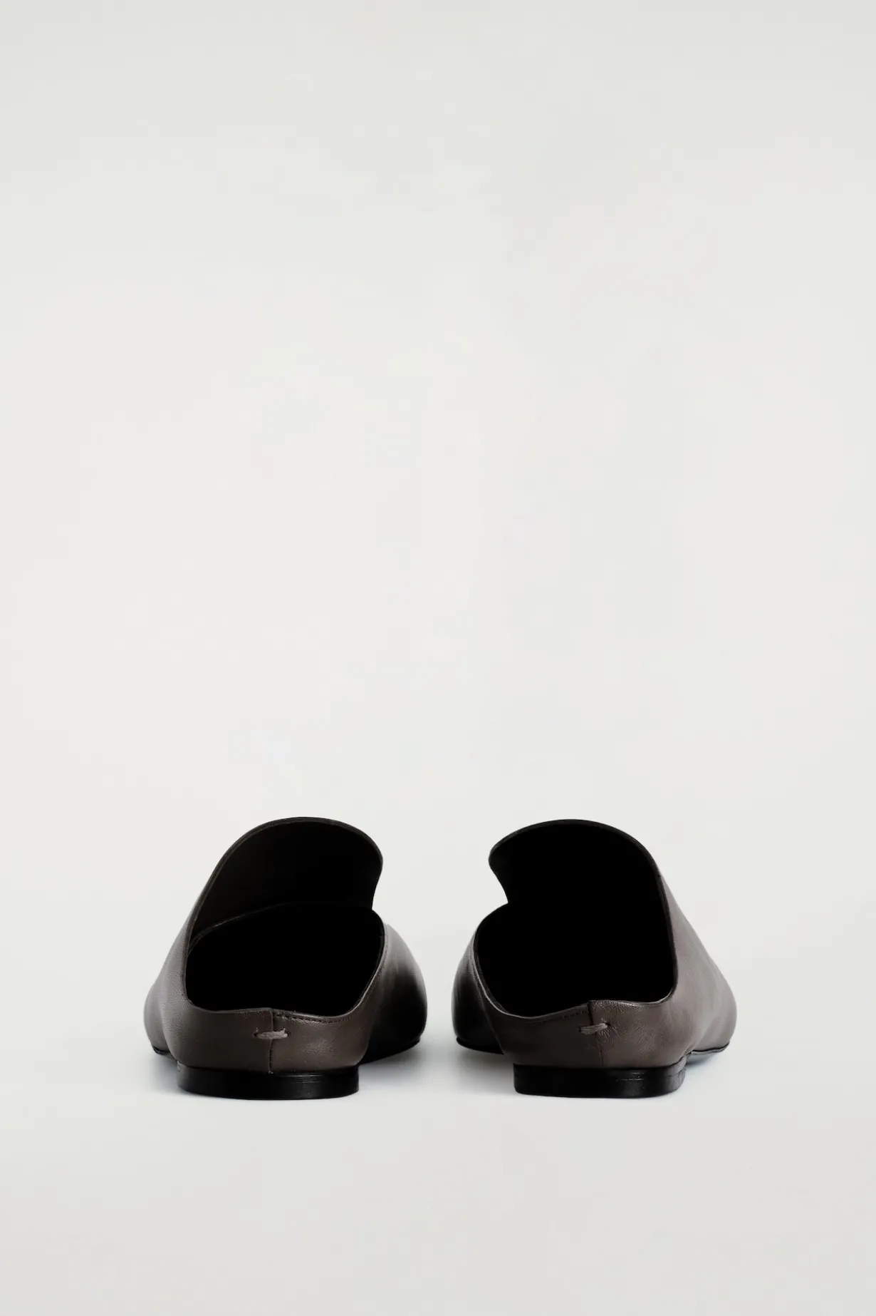 DRAPIERTE MULES AUS LEDER