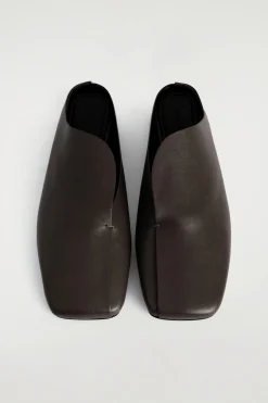 DRAPIERTE MULES AUS LEDER