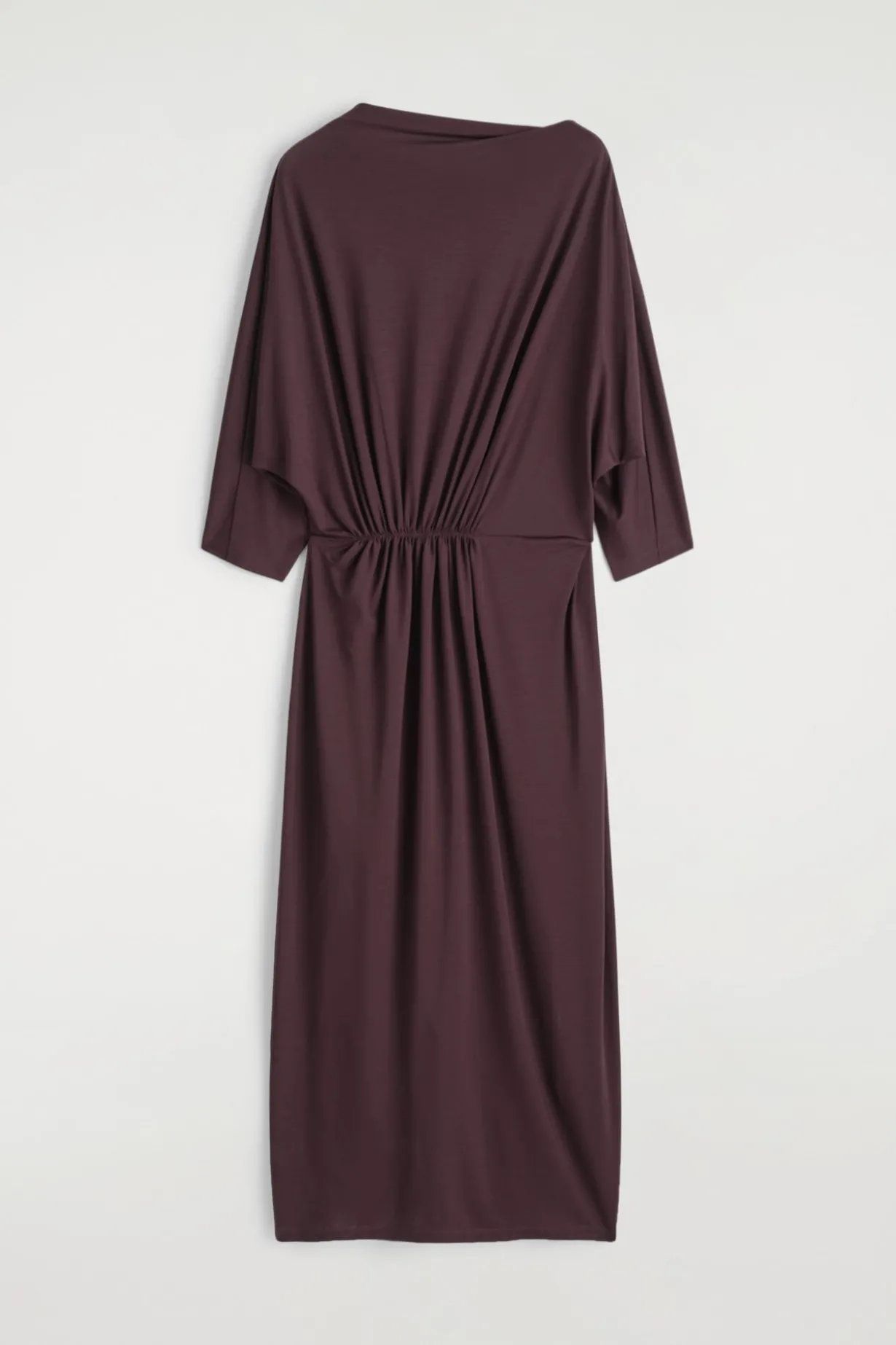 DRAPIERTES MIDIKLEID MIT RAFFUNGEN AN DER TAILLE