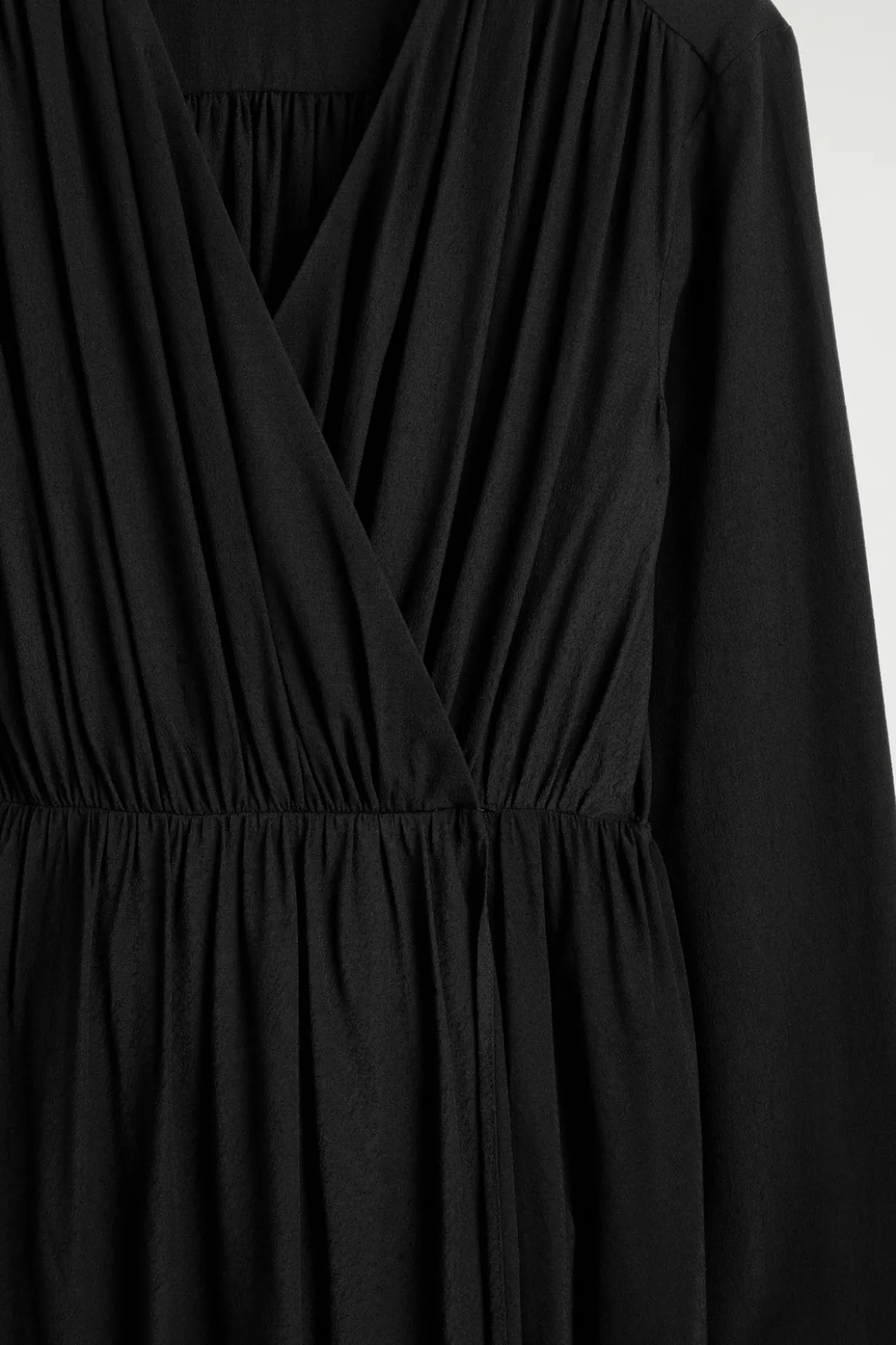 DRAPIERTES WICKELKLEID IN MIDILÄNGE
