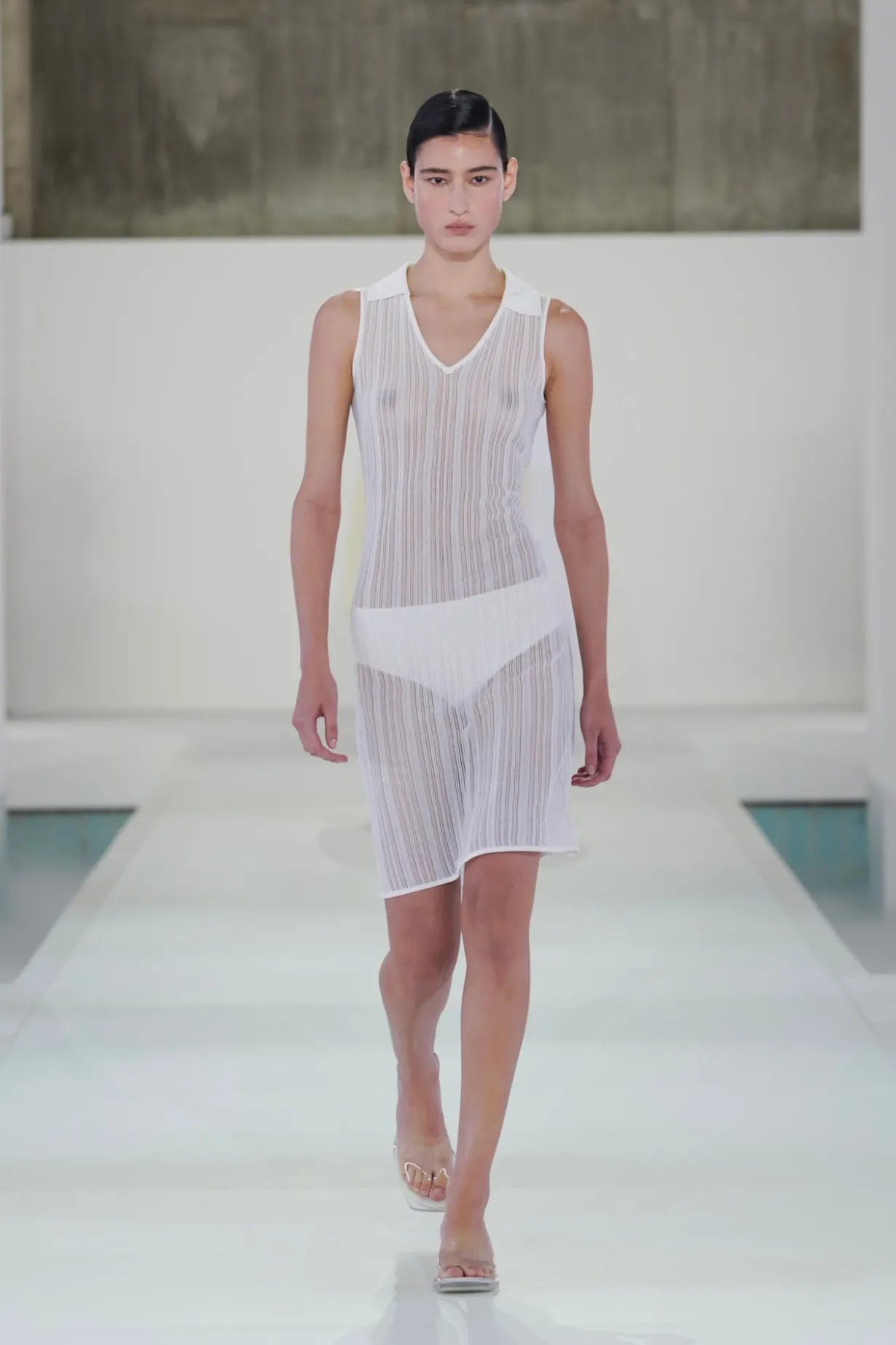 DURCHSCHEINENDES STRICKKLEID AUS SPITZE