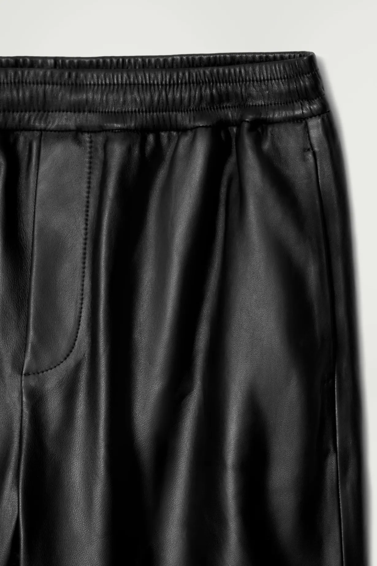 ELASTISCHE SCHMAL ZULAUFENDE JOGGINGHOSE AUS LEDER