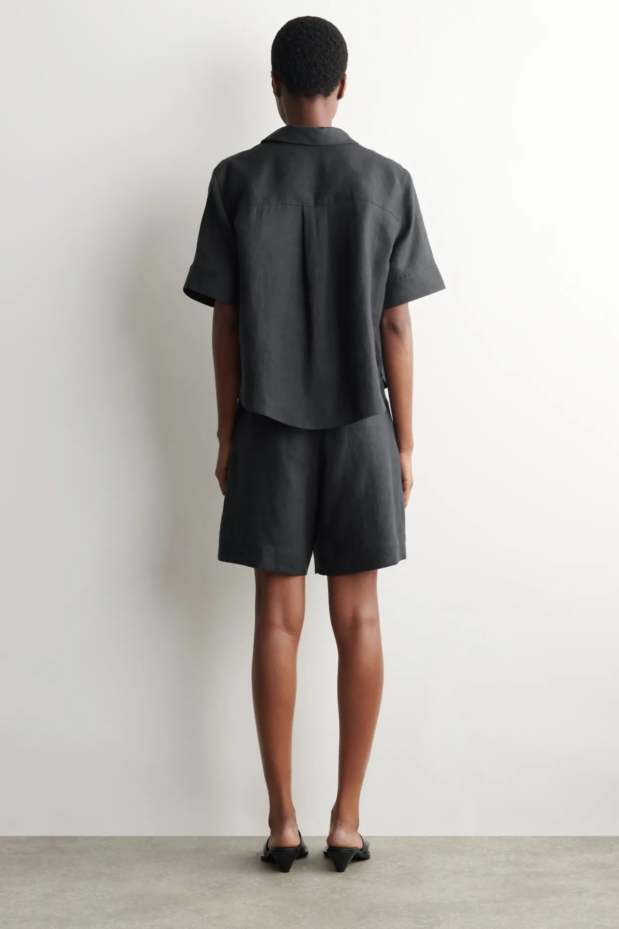 ELEGANTE LEINENSHORTS MIT ELASTISCHEM BUND