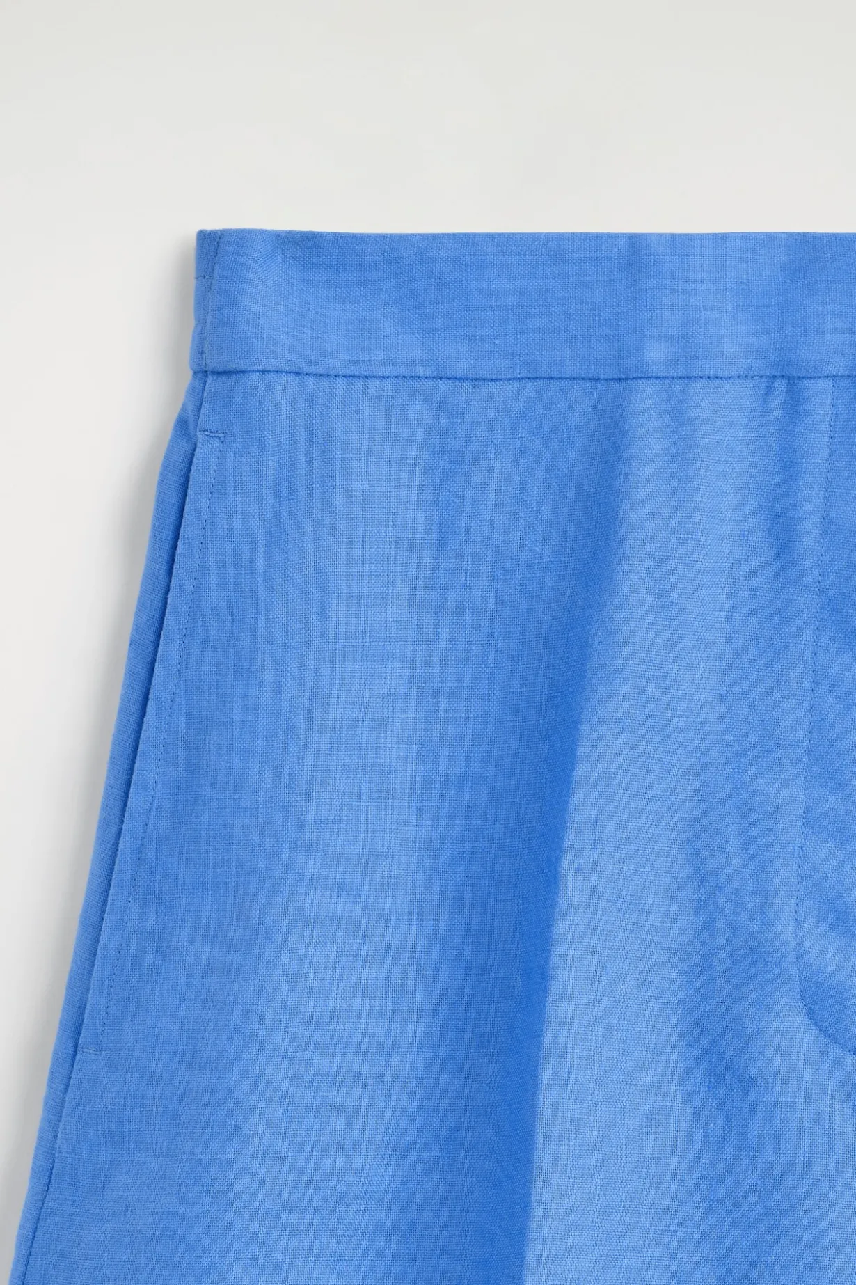 ELEGANTE LEINENSHORTS MIT ELASTISCHEM BUND