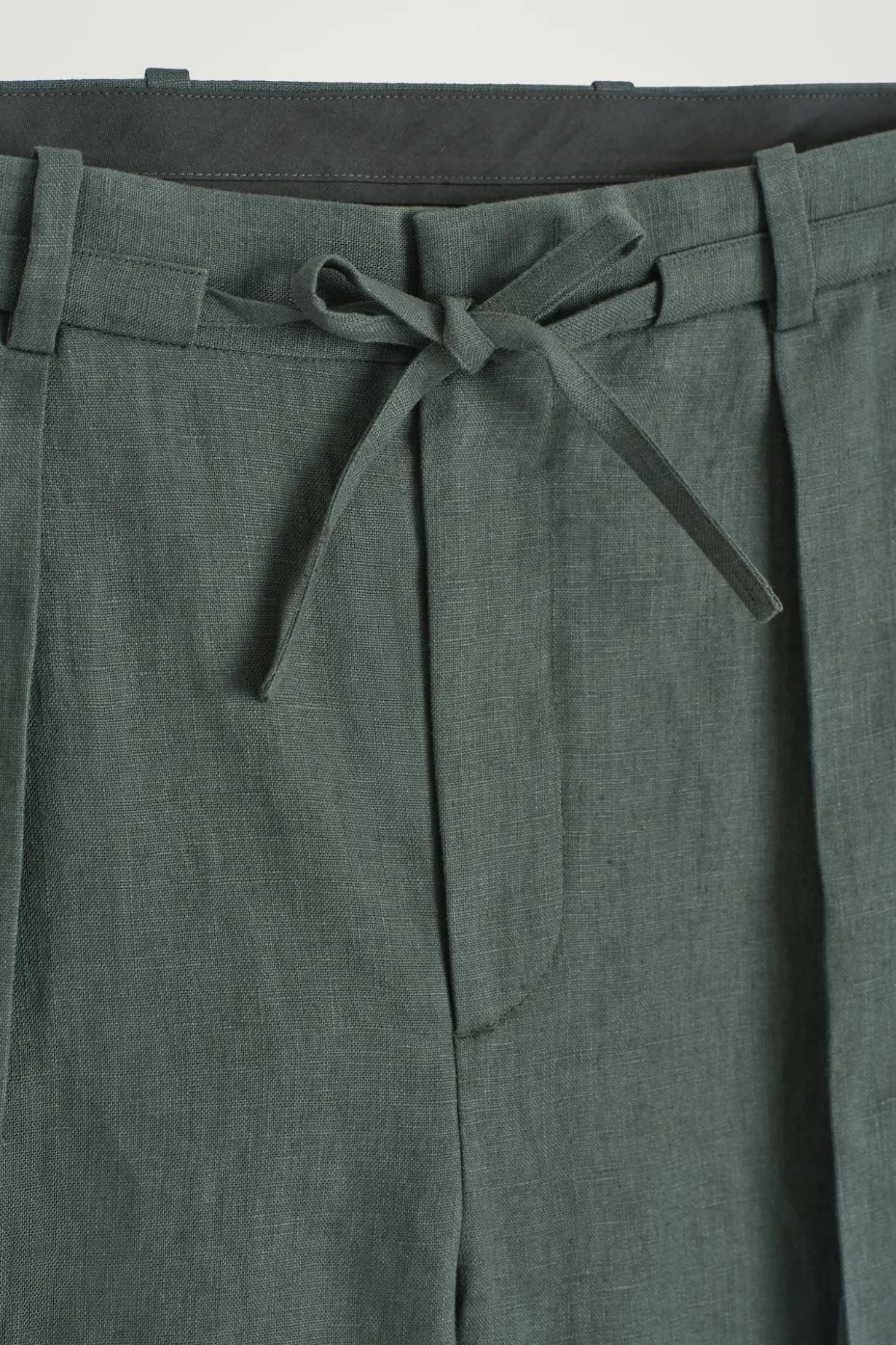ELEGANTE LEINENSHORTS MIT KORDELZUGBUND