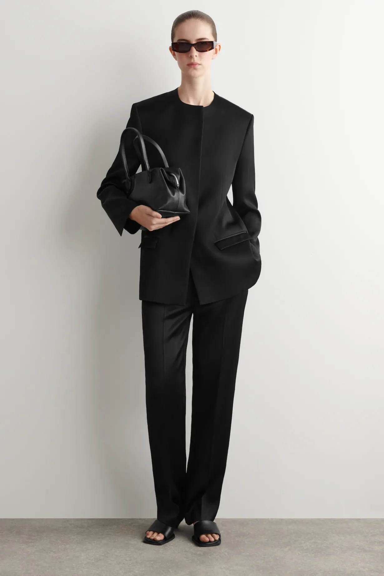 ELEGANTE SATINHOSE MIT GERADEM BEIN
