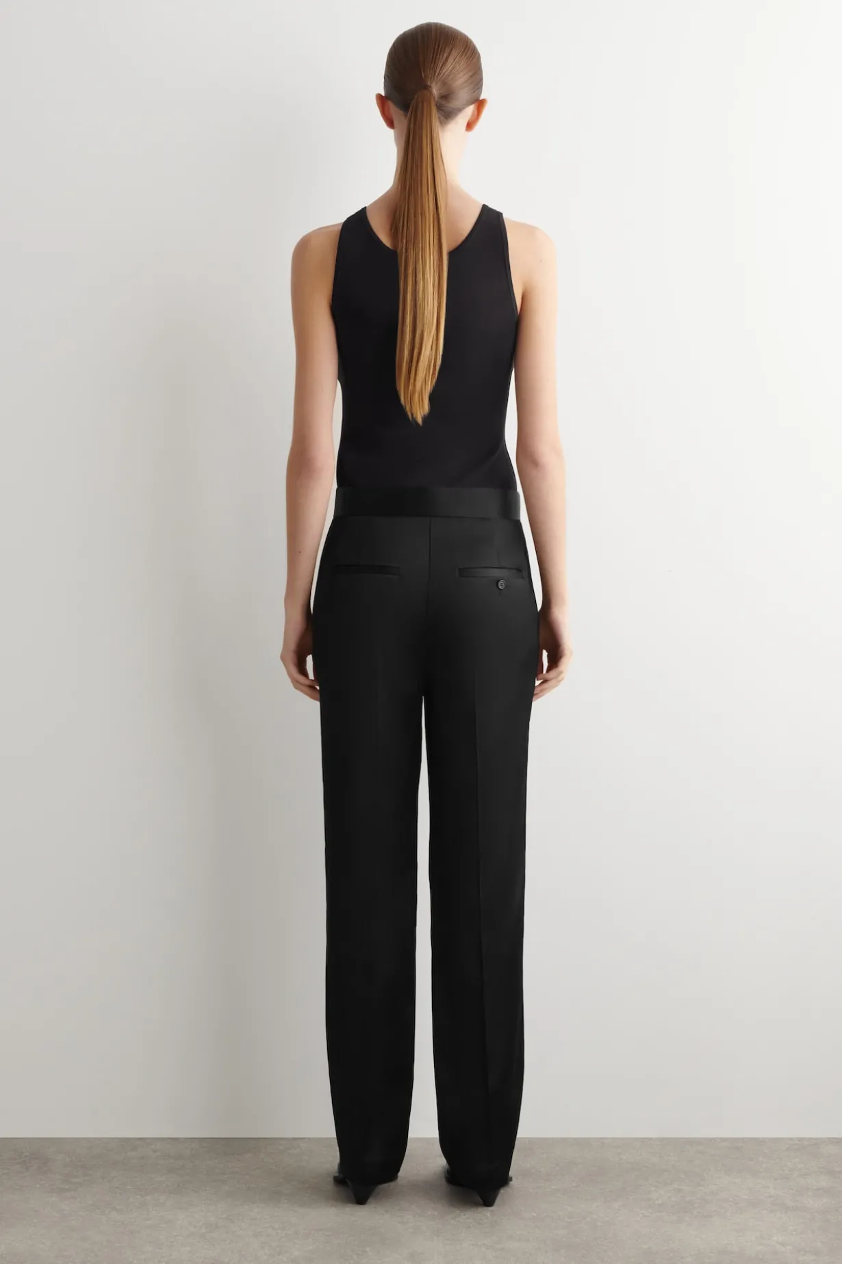 ELEGANTE SATINHOSE MIT GERADEM BEIN