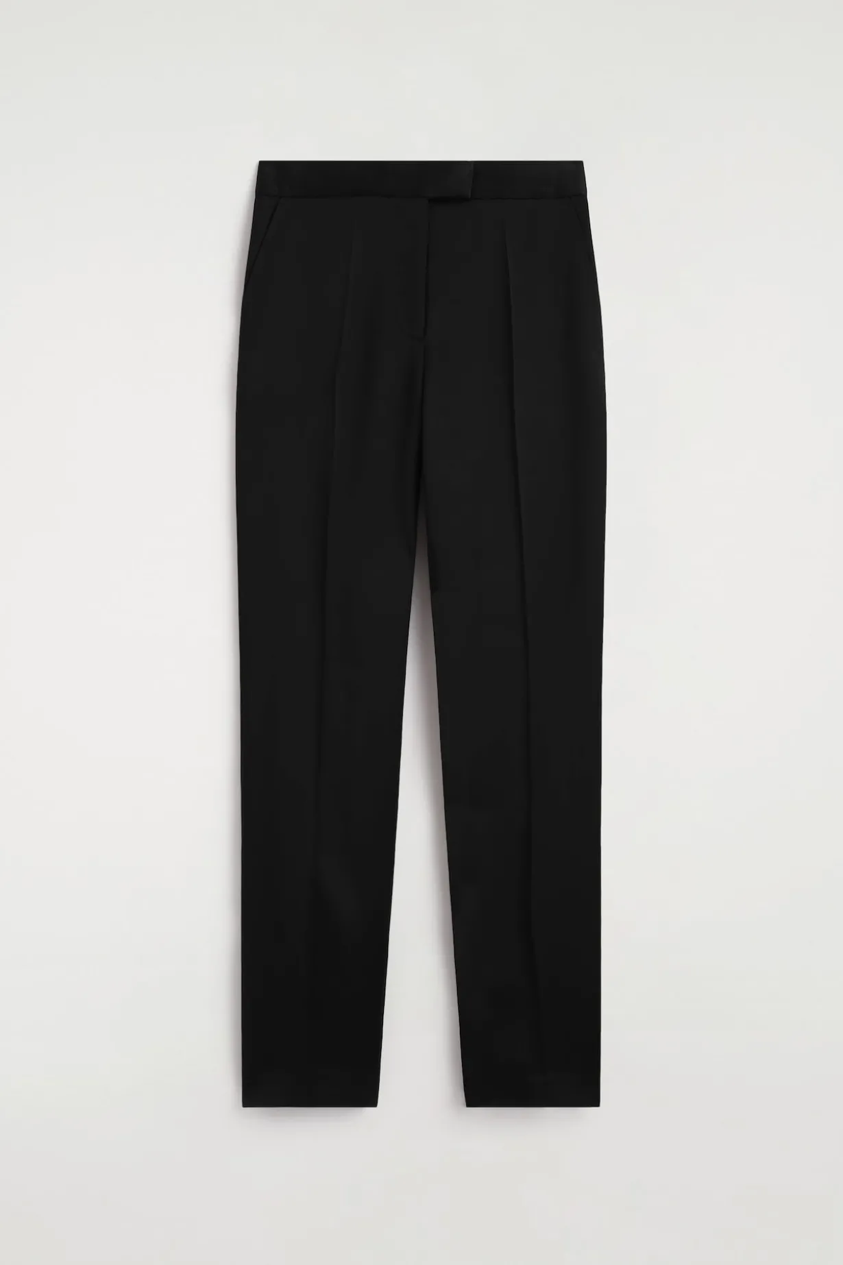 ELEGANTE SATINHOSE MIT GERADEM BEIN