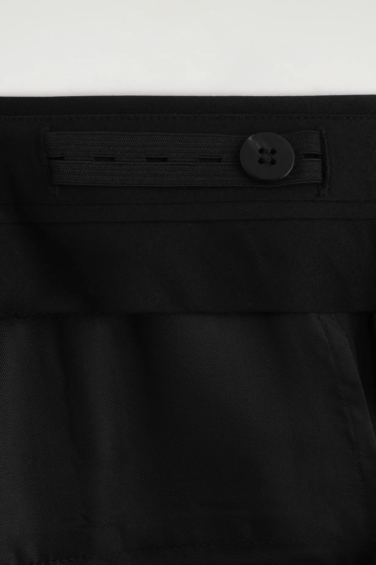ELEGANTE SATINHOSE MIT GERADEM BEIN