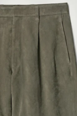 ELEGANTE SHORTS AUS VELOURSLEDER