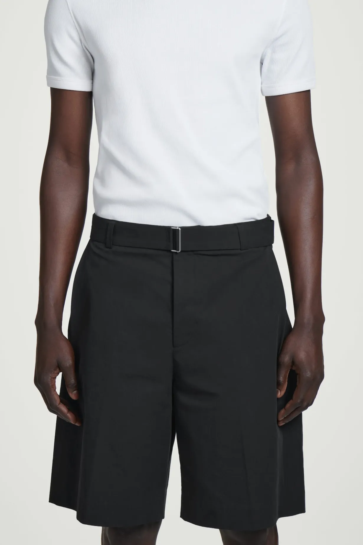 ELEGANTE SHORTS MIT GÜRTEL