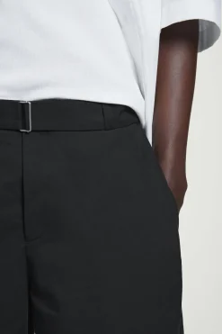 ELEGANTE SHORTS MIT GÜRTEL