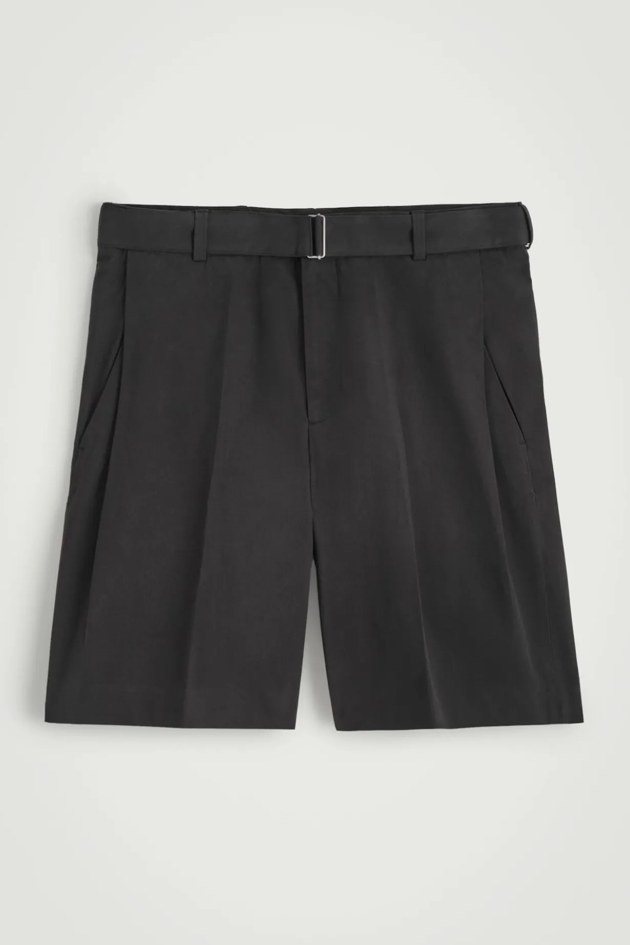 ELEGANTE SHORTS MIT GÜRTEL
