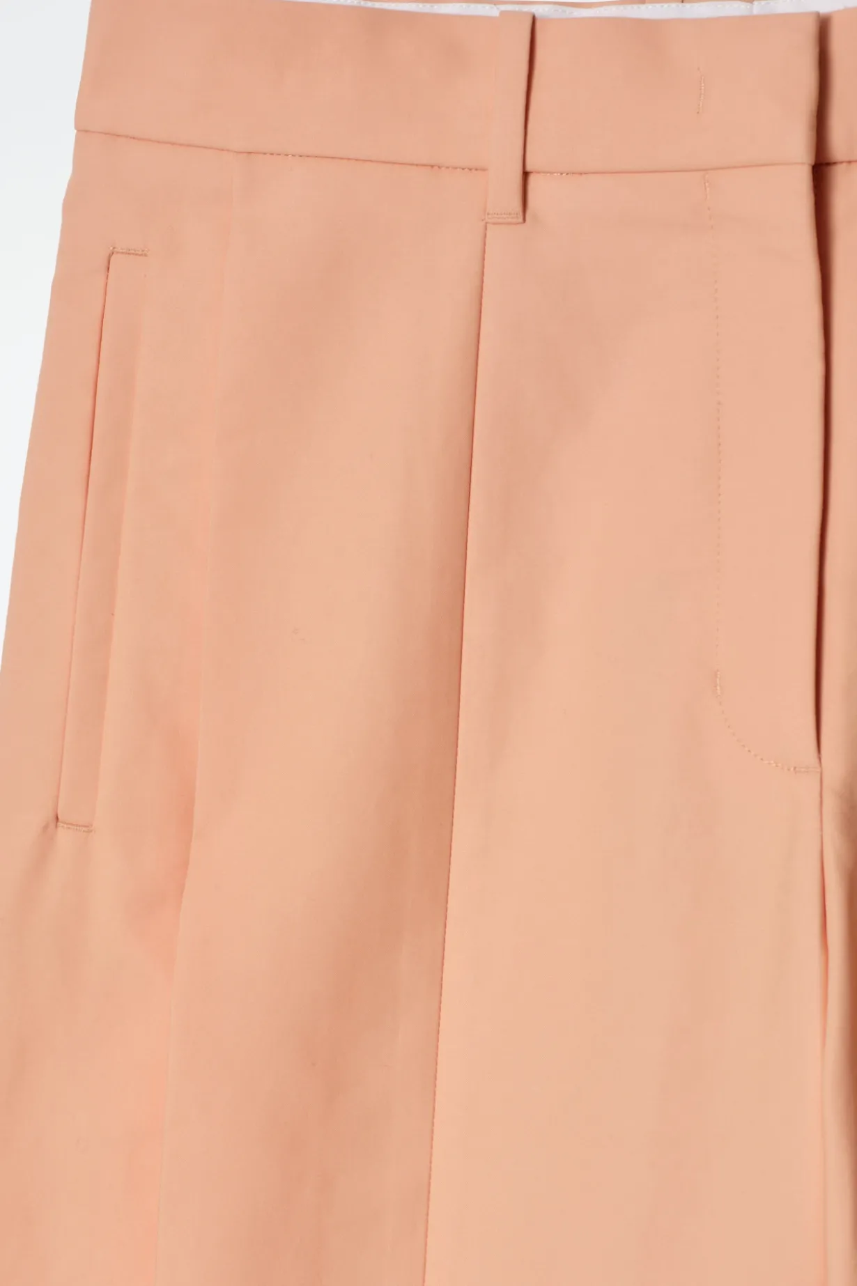 ELEGANTE SHORTS MIT WEITEM BEIN