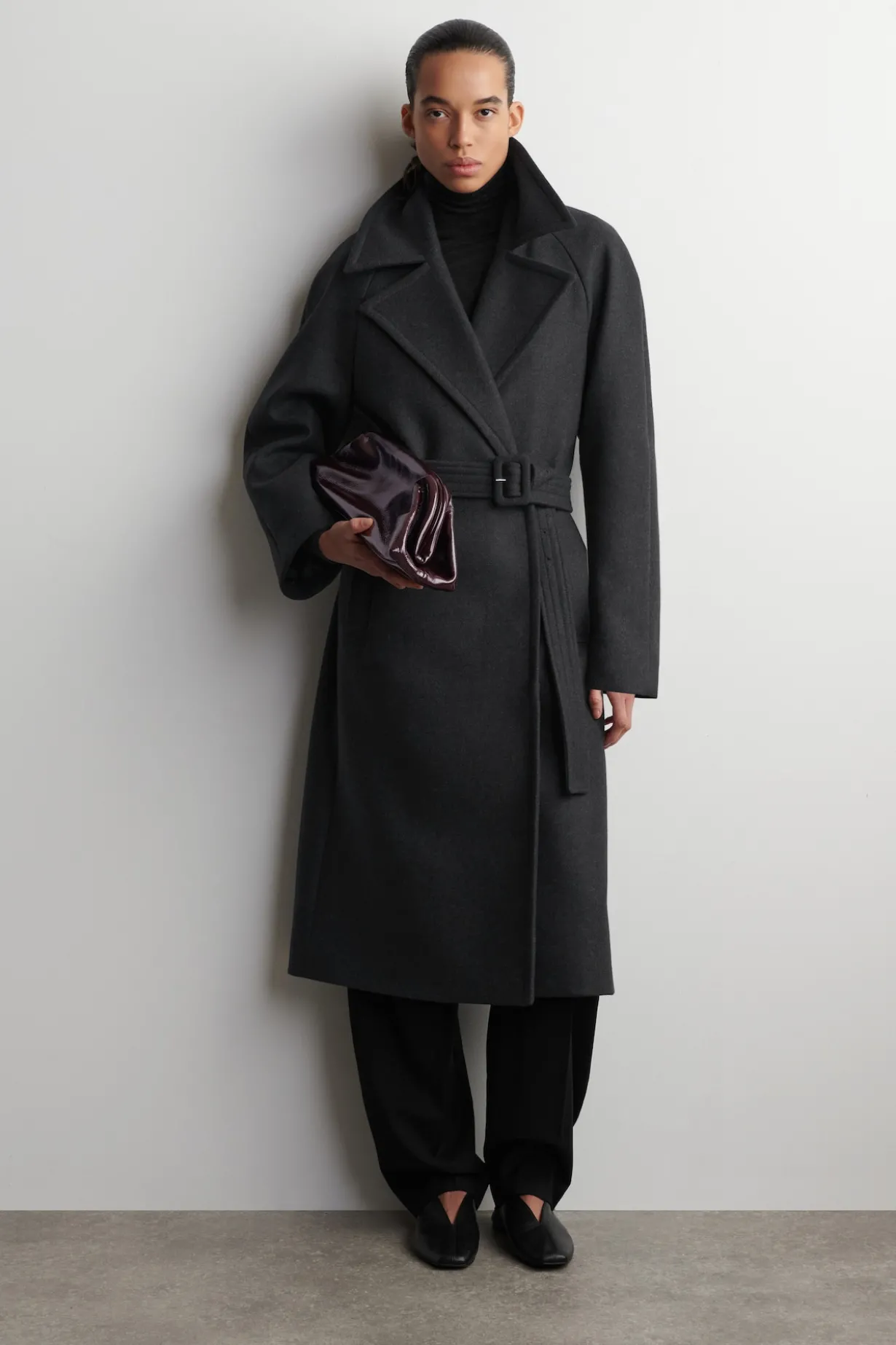 ELEGANTER MANTEL AUS WOLL-TWILL MIT GÜRTEL