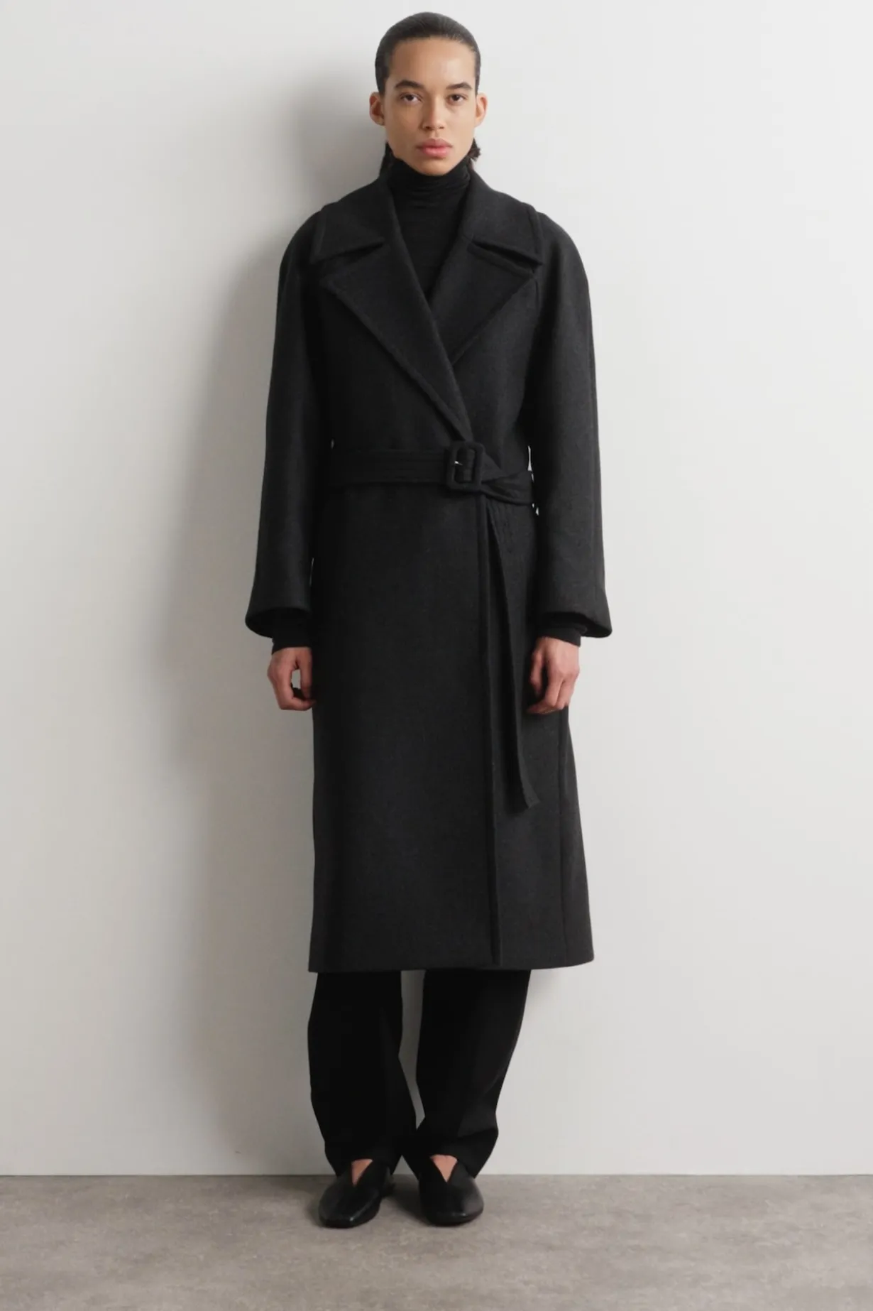 ELEGANTER MANTEL AUS WOLL-TWILL MIT GÜRTEL