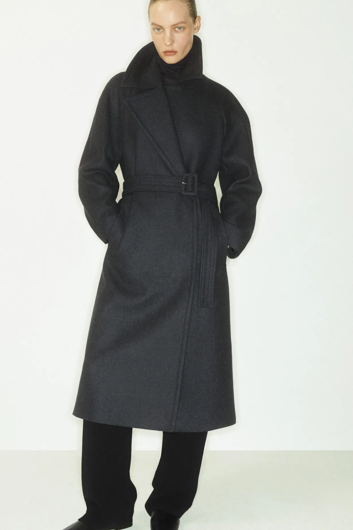 ELEGANTER MANTEL AUS WOLL-TWILL MIT GÜRTEL