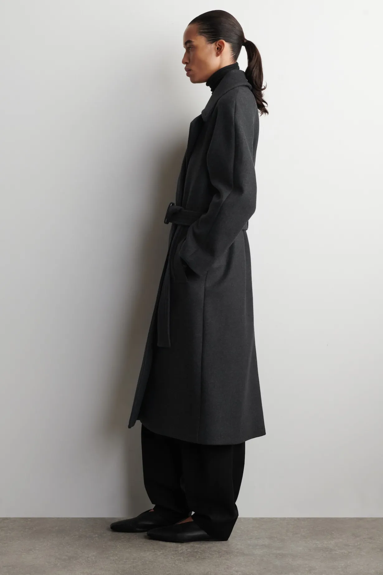 ELEGANTER MANTEL AUS WOLL-TWILL MIT GÜRTEL