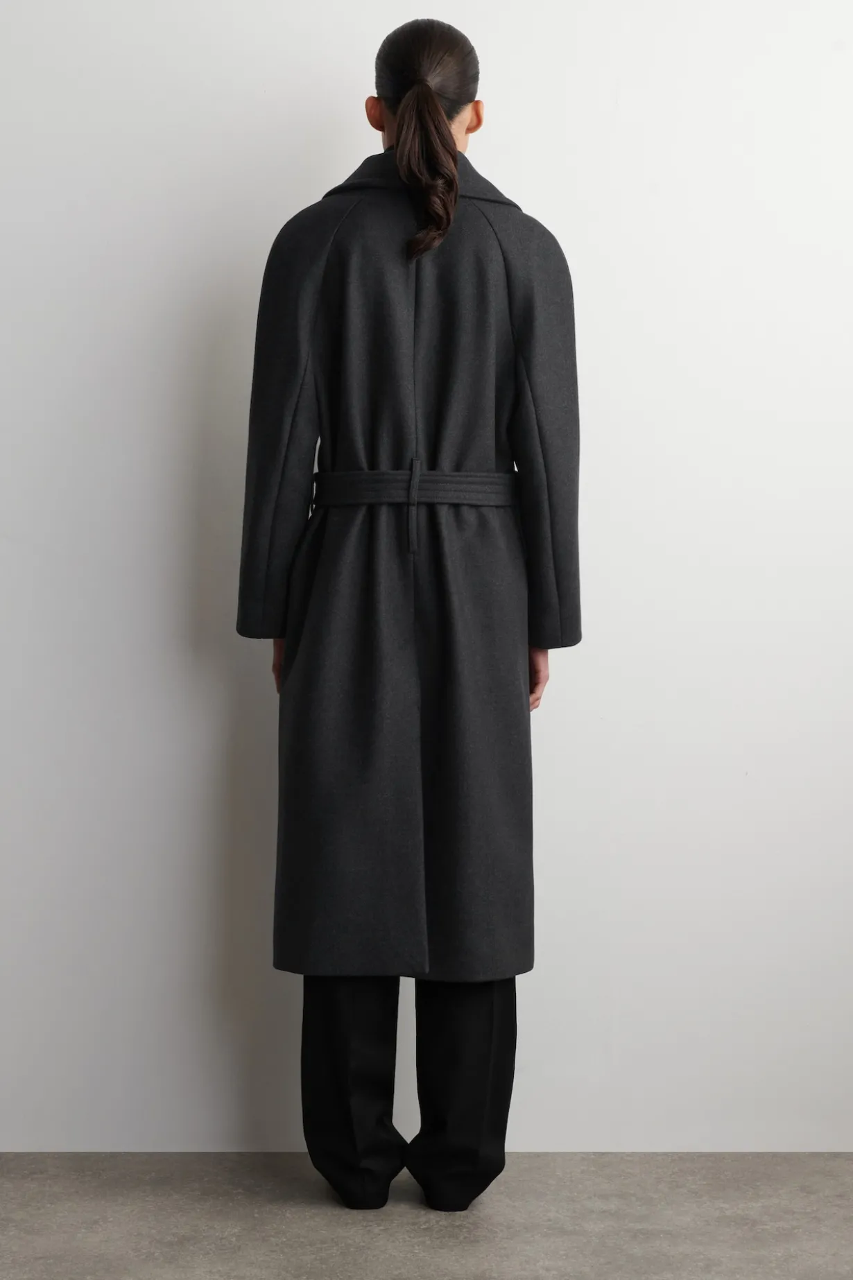 ELEGANTER MANTEL AUS WOLL-TWILL MIT GÜRTEL