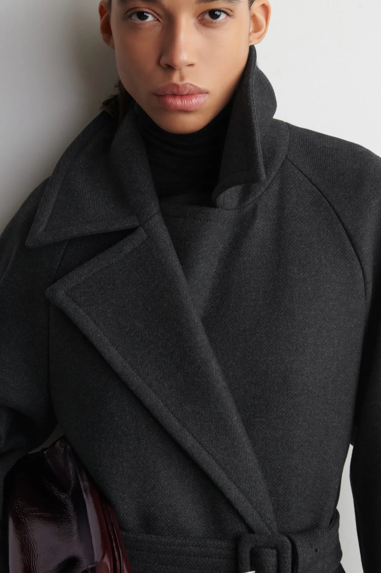 ELEGANTER MANTEL AUS WOLL-TWILL MIT GÜRTEL