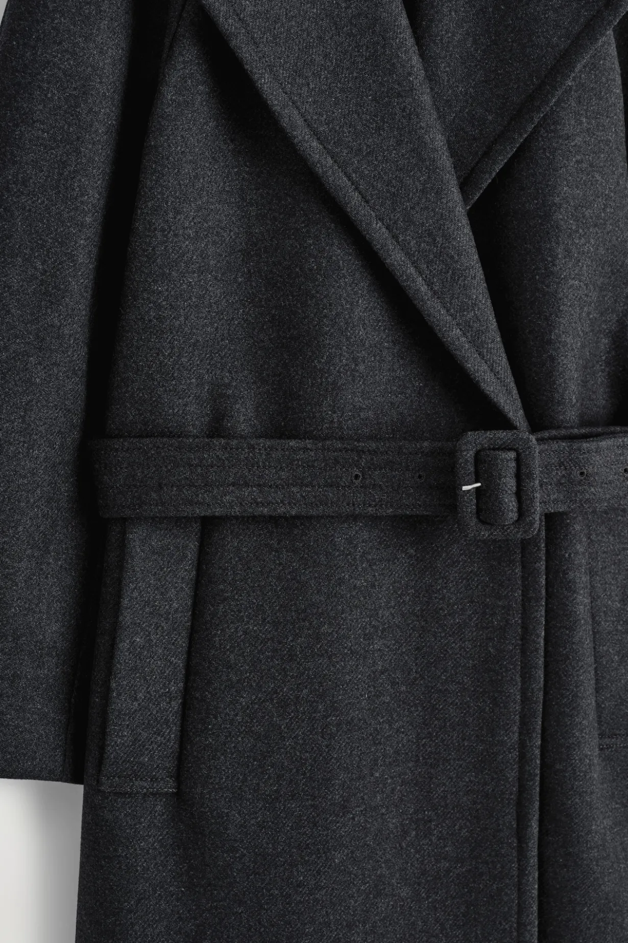 ELEGANTER MANTEL AUS WOLL-TWILL MIT GÜRTEL