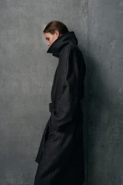 ELEGANTER MANTEL AUS WOLL-TWILL MIT GÜRTEL