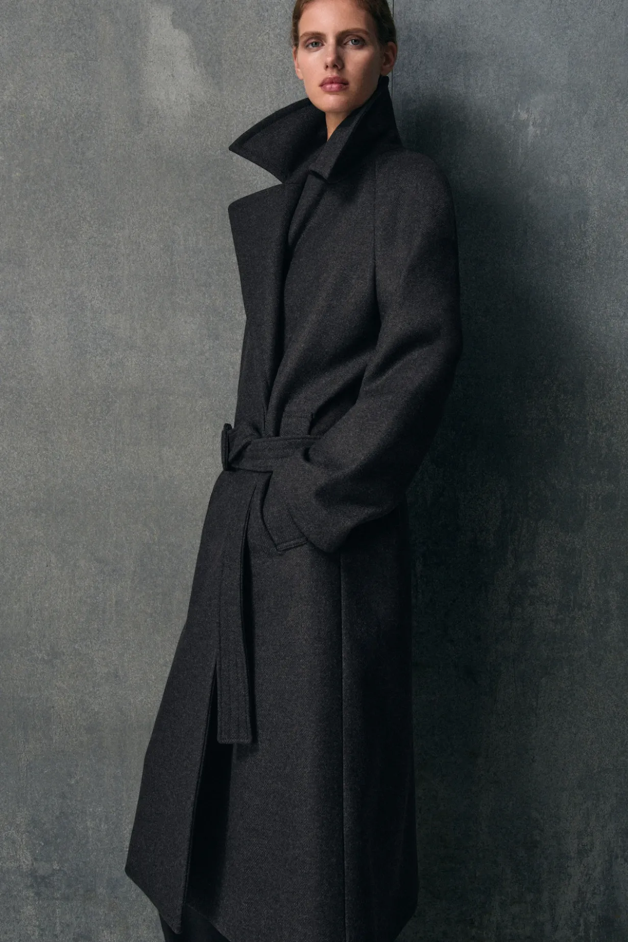 ELEGANTER MANTEL AUS WOLL-TWILL MIT GÜRTEL