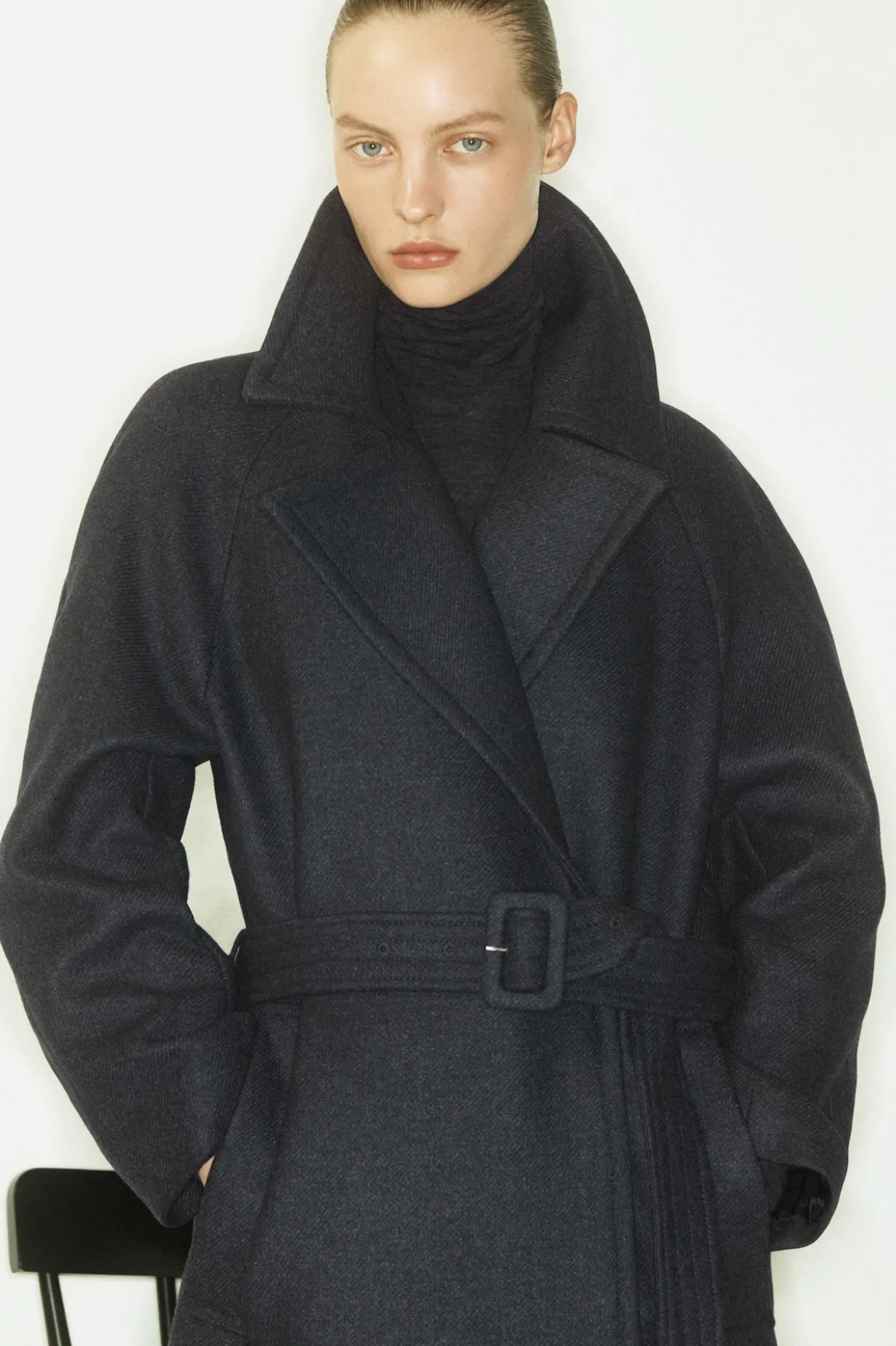 ELEGANTER MANTEL AUS WOLL-TWILL MIT GÜRTEL
