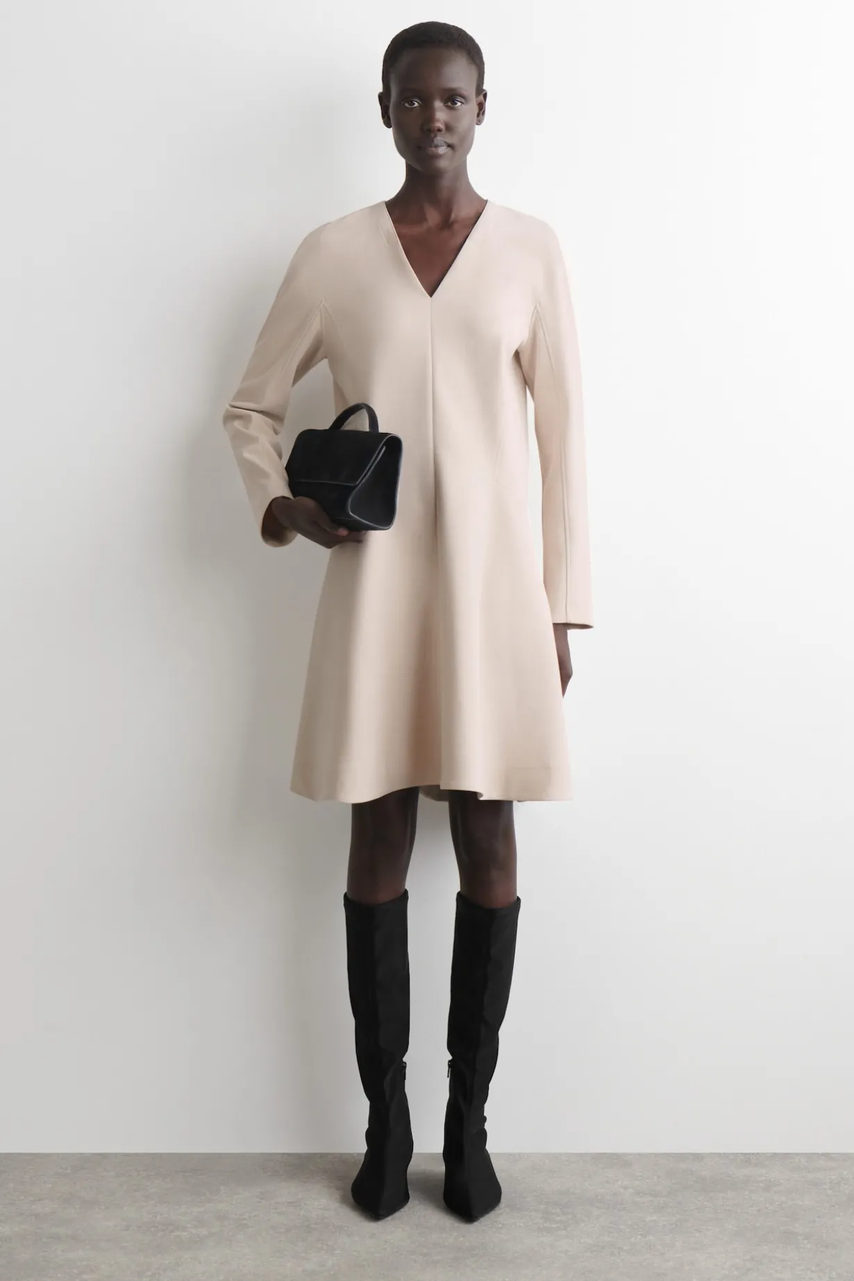 ELEGANTES MINIKLEID MIT V-AUSSCHNITT