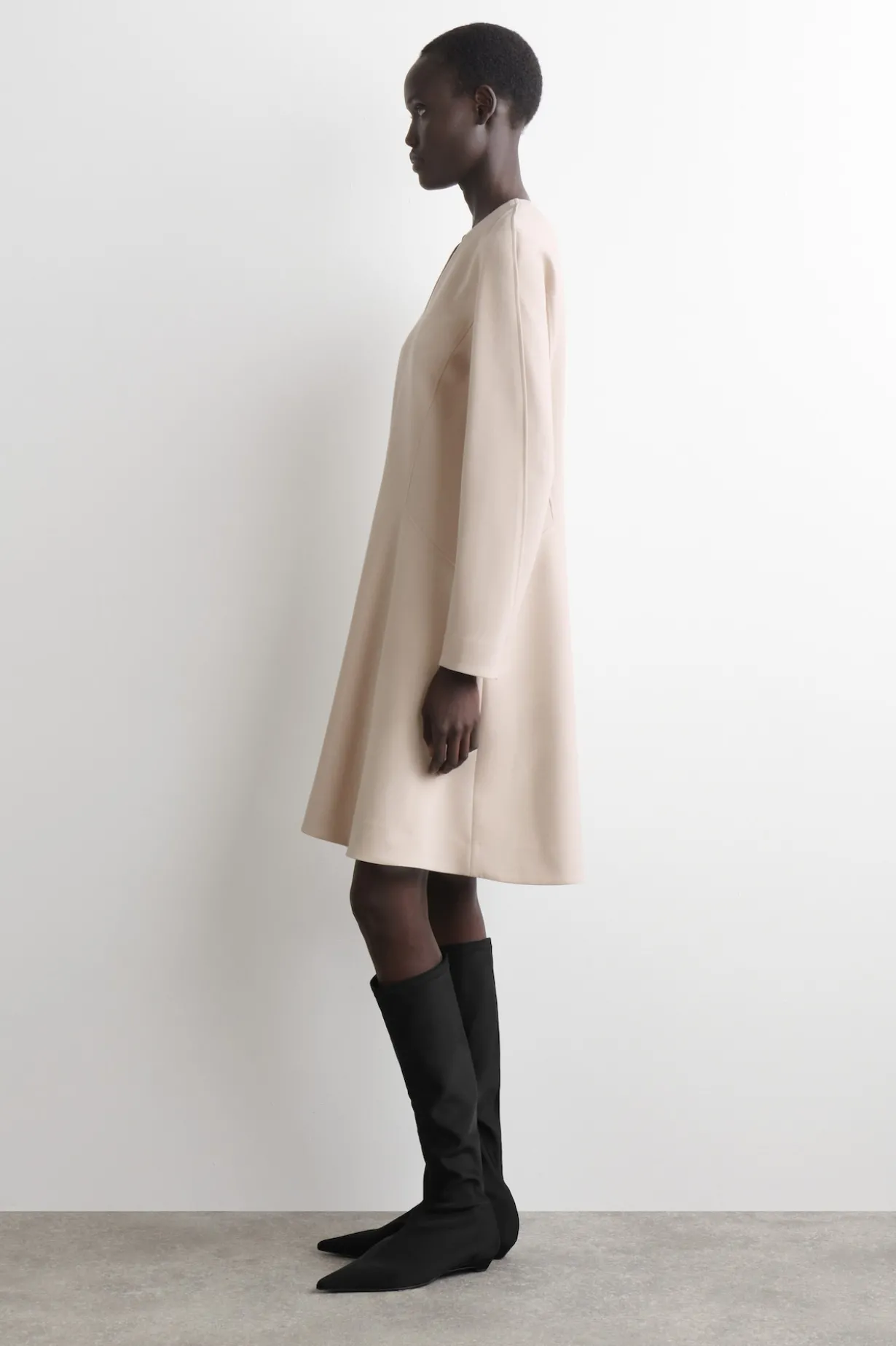ELEGANTES MINIKLEID MIT V-AUSSCHNITT