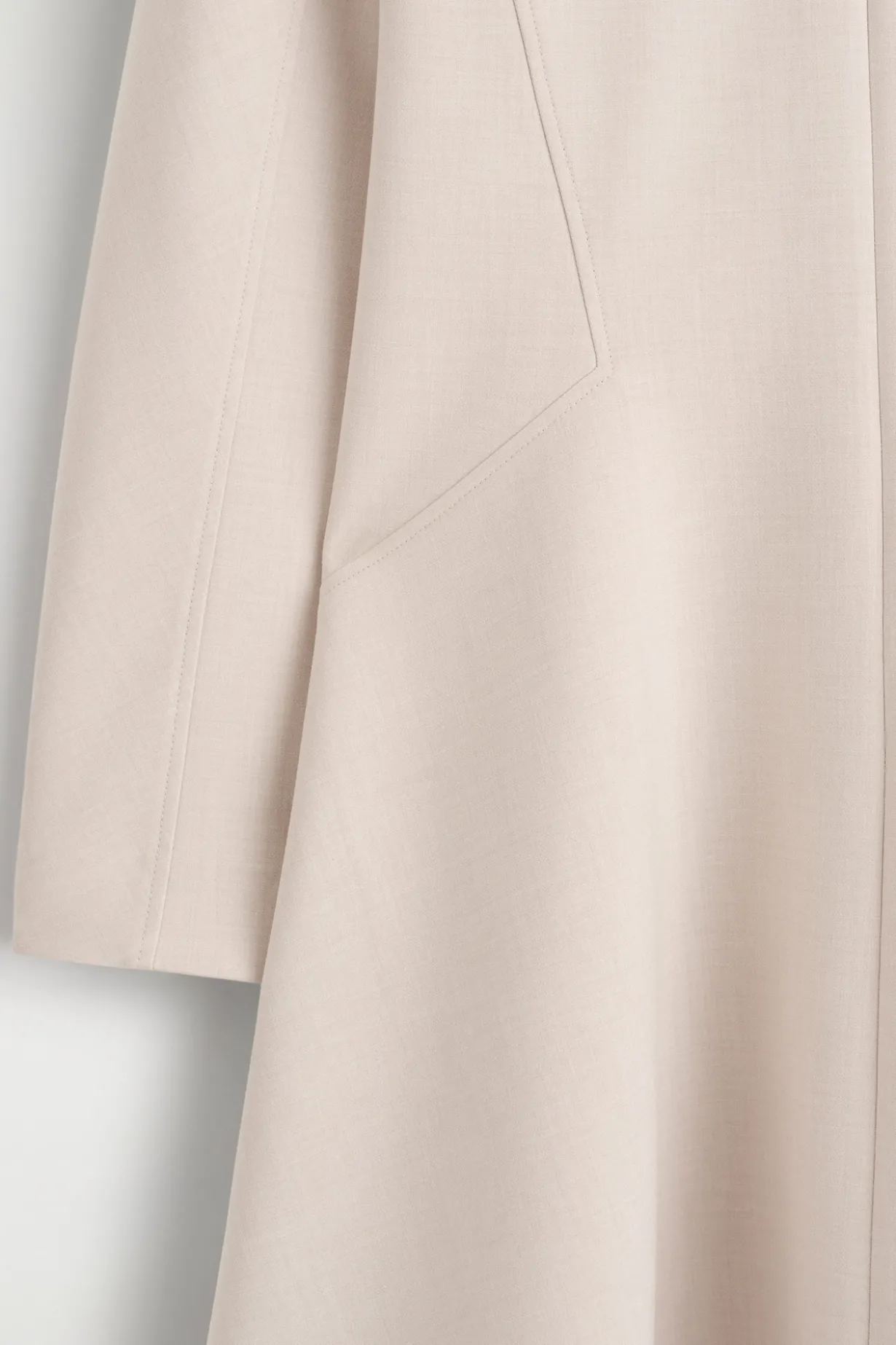 ELEGANTES MINIKLEID MIT V-AUSSCHNITT