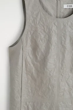 ETUIKLEID AUS STRUKTURIERTEM LEDER