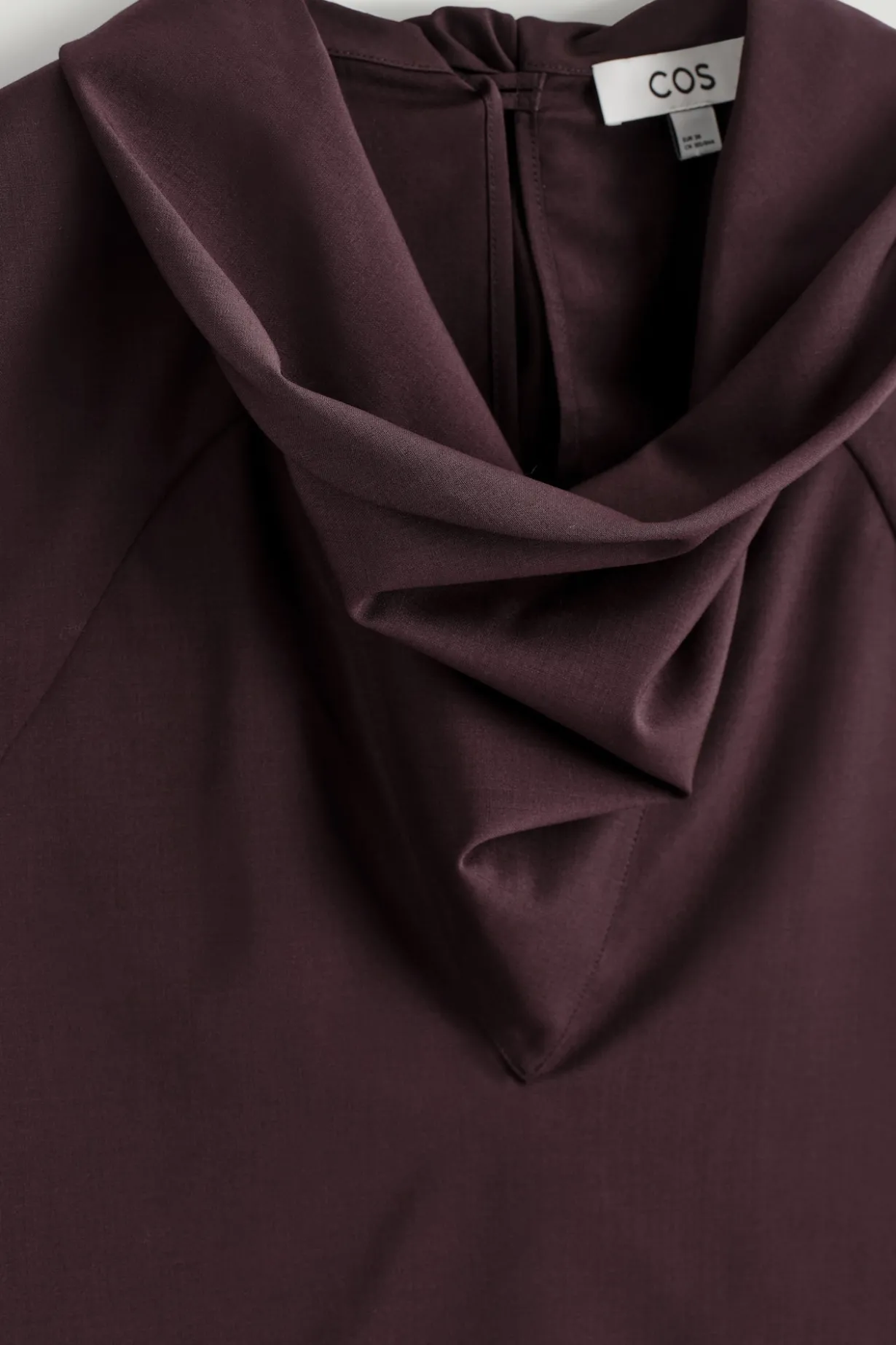 FLIESSENDE BLUSE MIT KRAGEN UND SCHAL