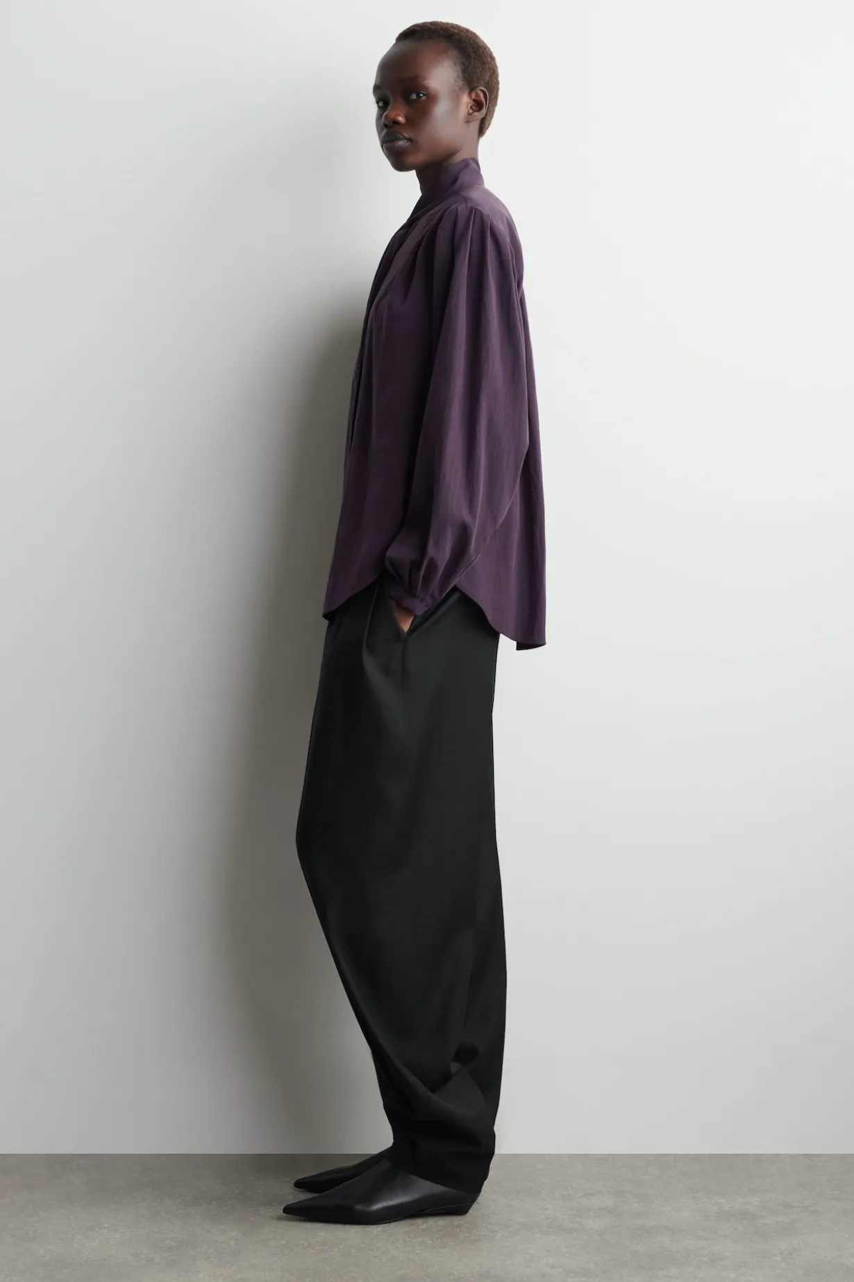 FLIESSENDE BLUSE MIT SCHALDETAIL