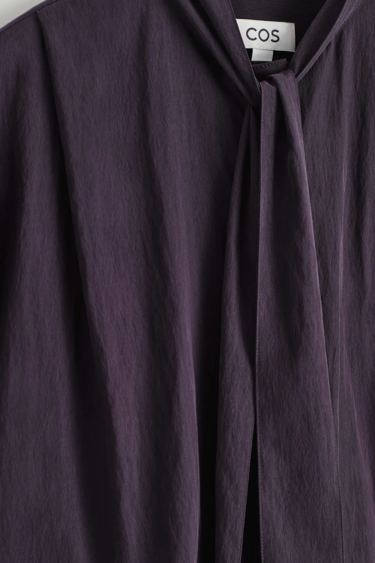 FLIESSENDE BLUSE MIT SCHALDETAIL