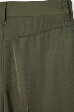 FLIESSENDE GERADE HOSE MIT NORMALER PASSFORM