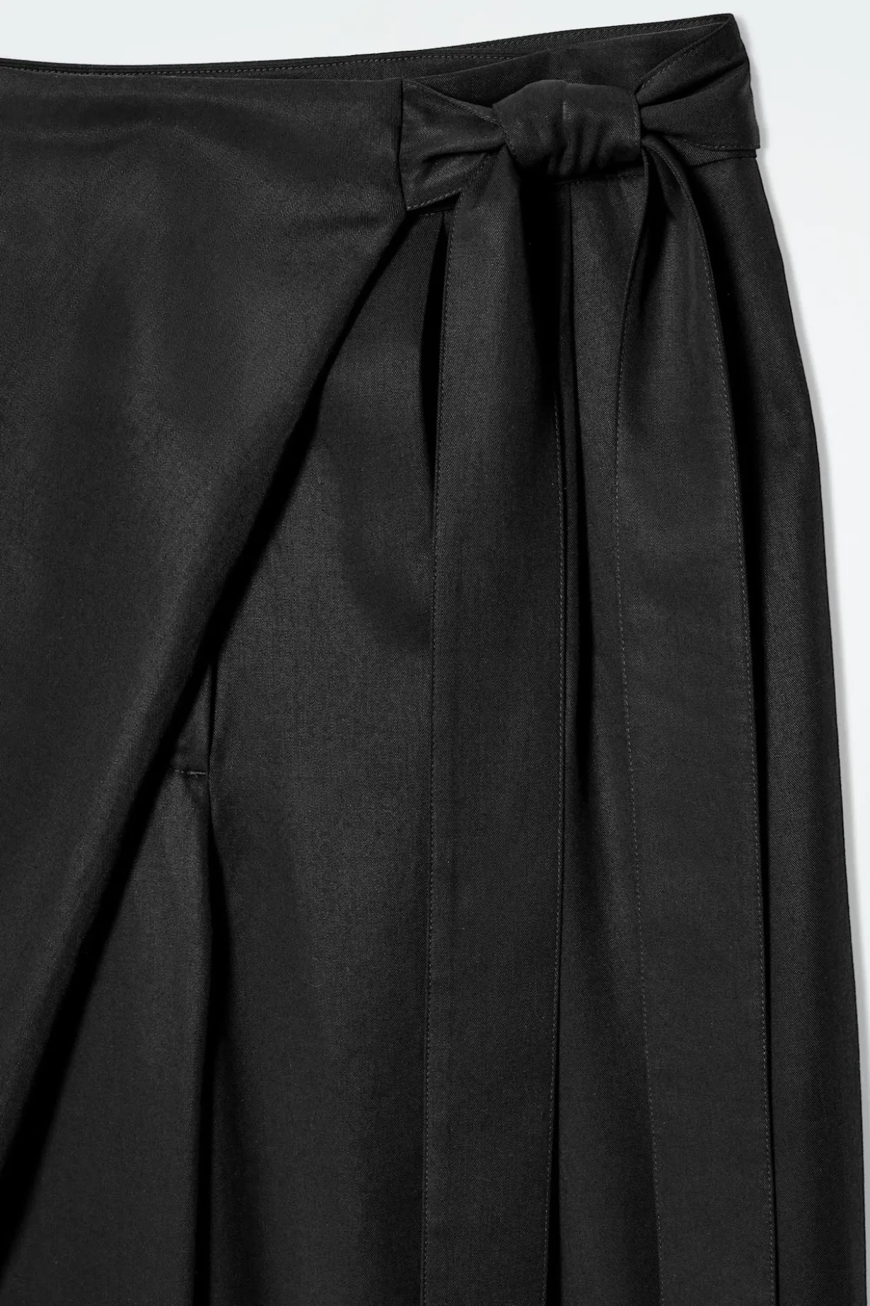 FLIESSENDE HOSE MIT WICKELFRONT