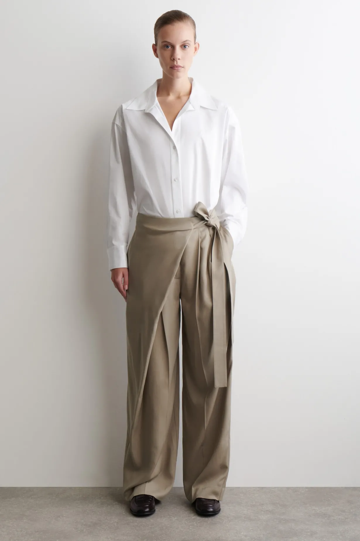FLIESSENDE HOSE MIT WICKELFRONT