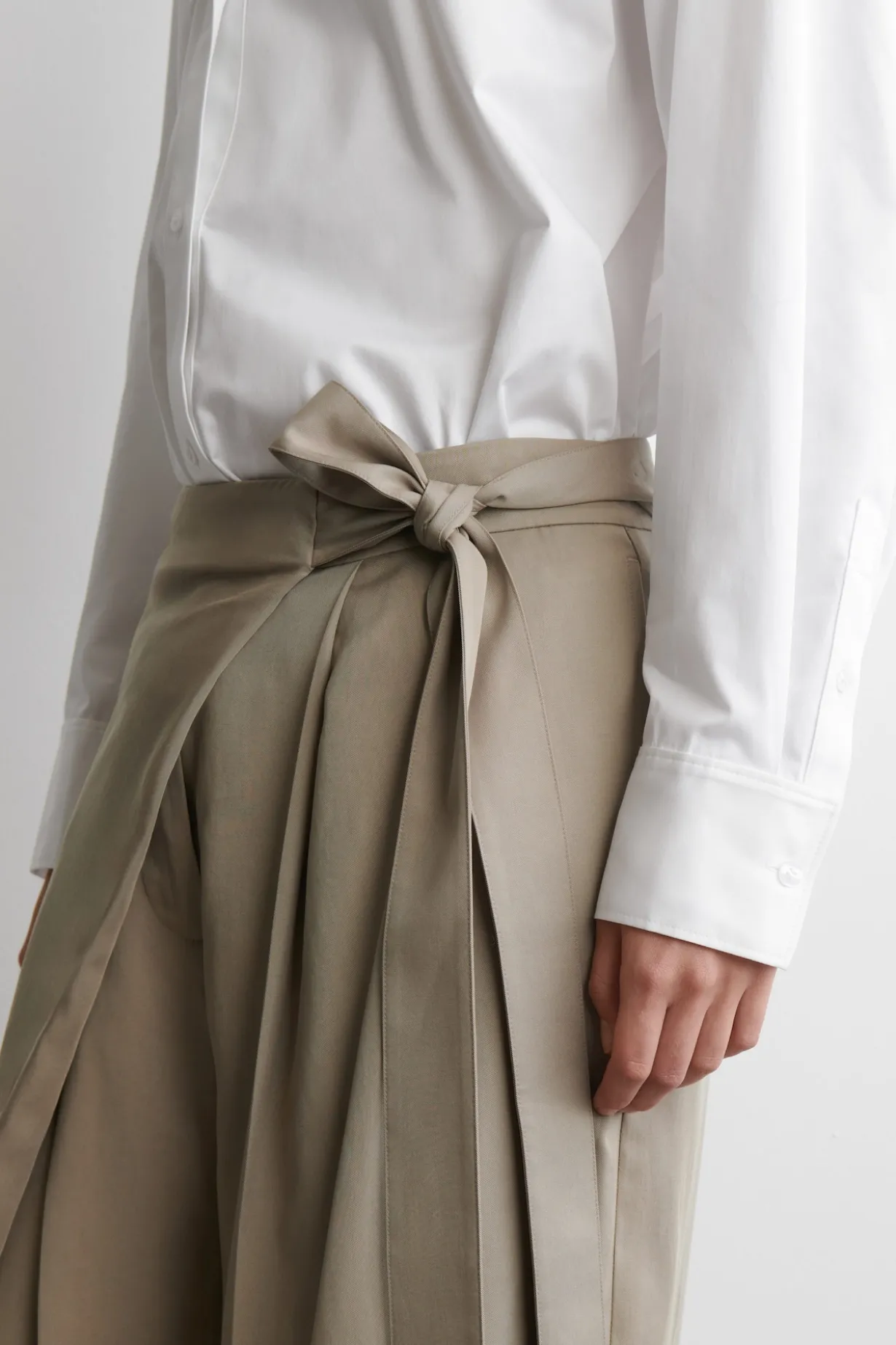 FLIESSENDE HOSE MIT WICKELFRONT