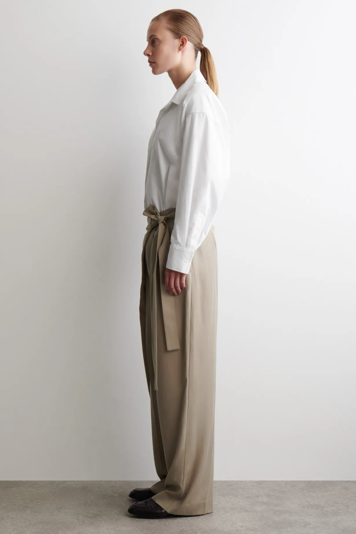 FLIESSENDE HOSE MIT WICKELFRONT