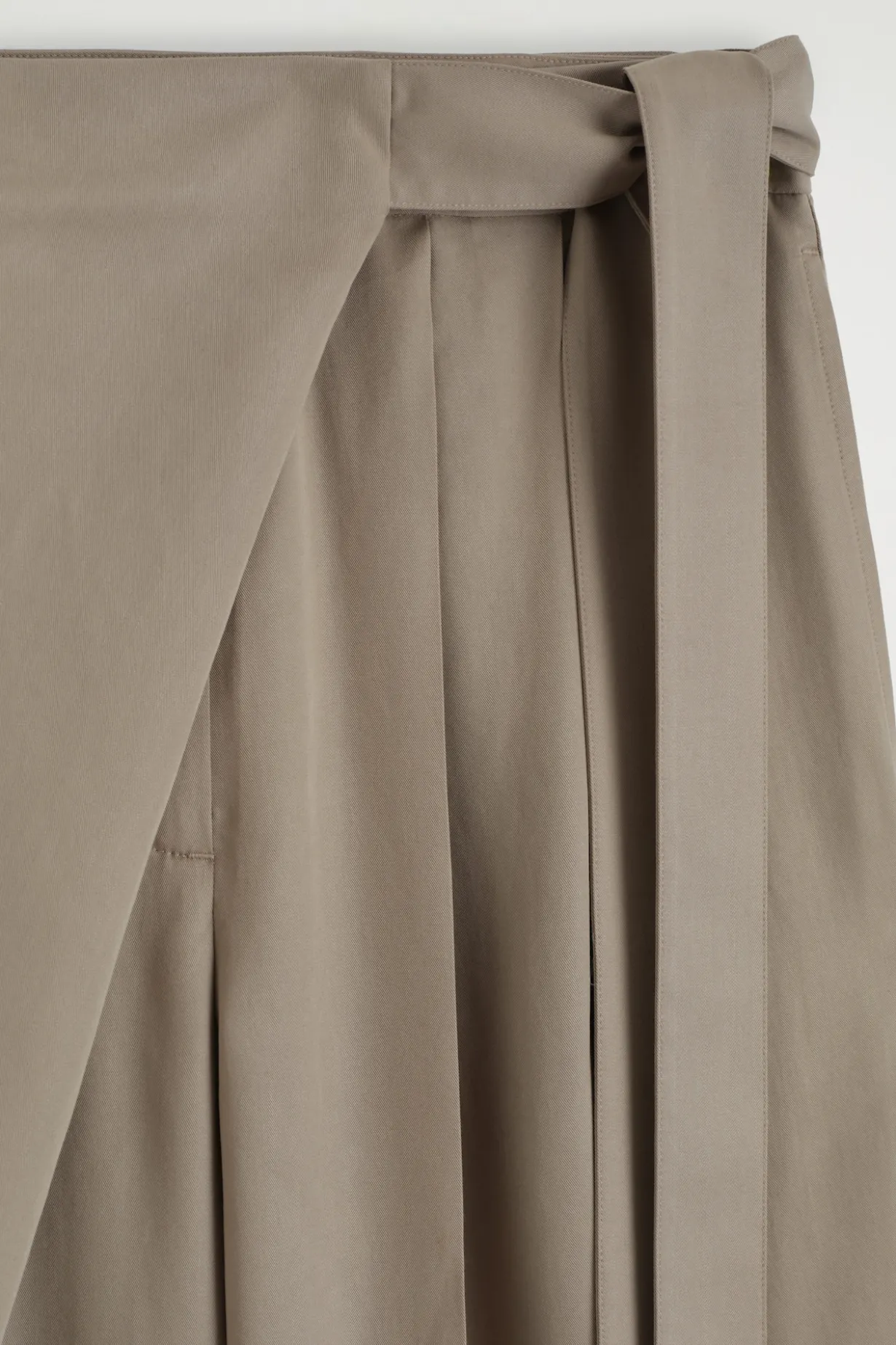 FLIESSENDE HOSE MIT WICKELFRONT