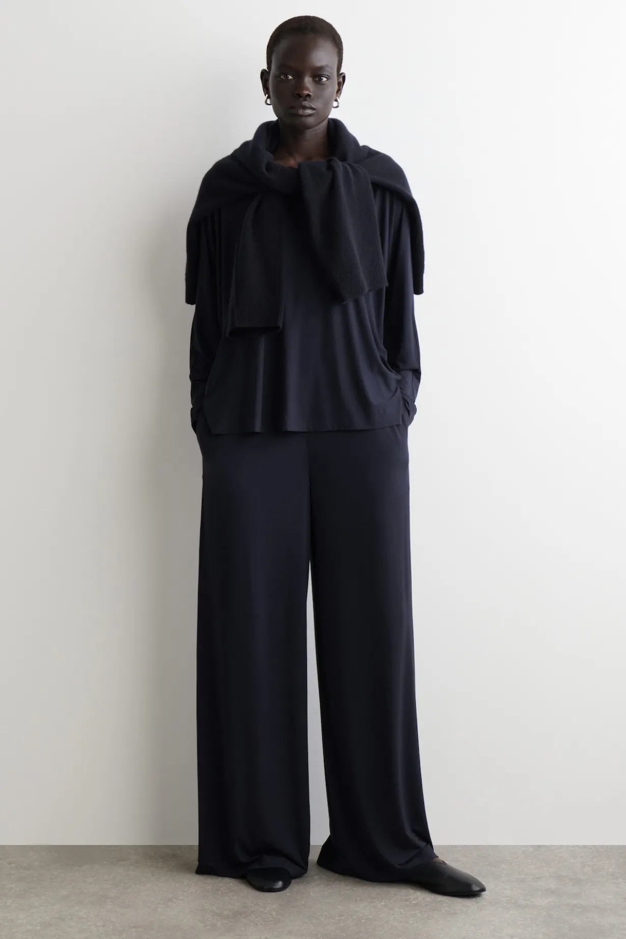 FLIESSENDE JERSEYHOSE MIT WEITEM BEIN