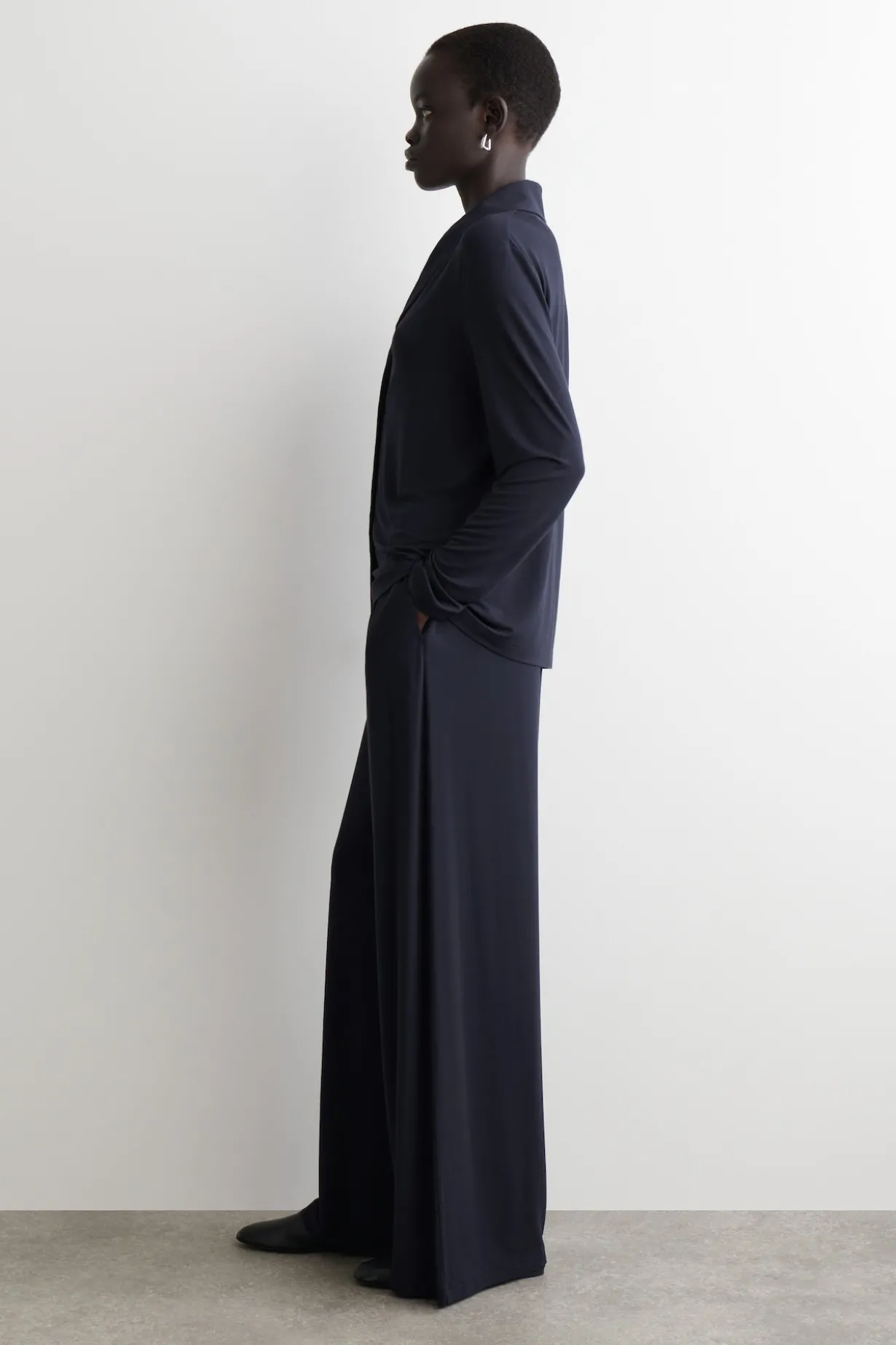 FLIESSENDE JERSEYHOSE MIT WEITEM BEIN