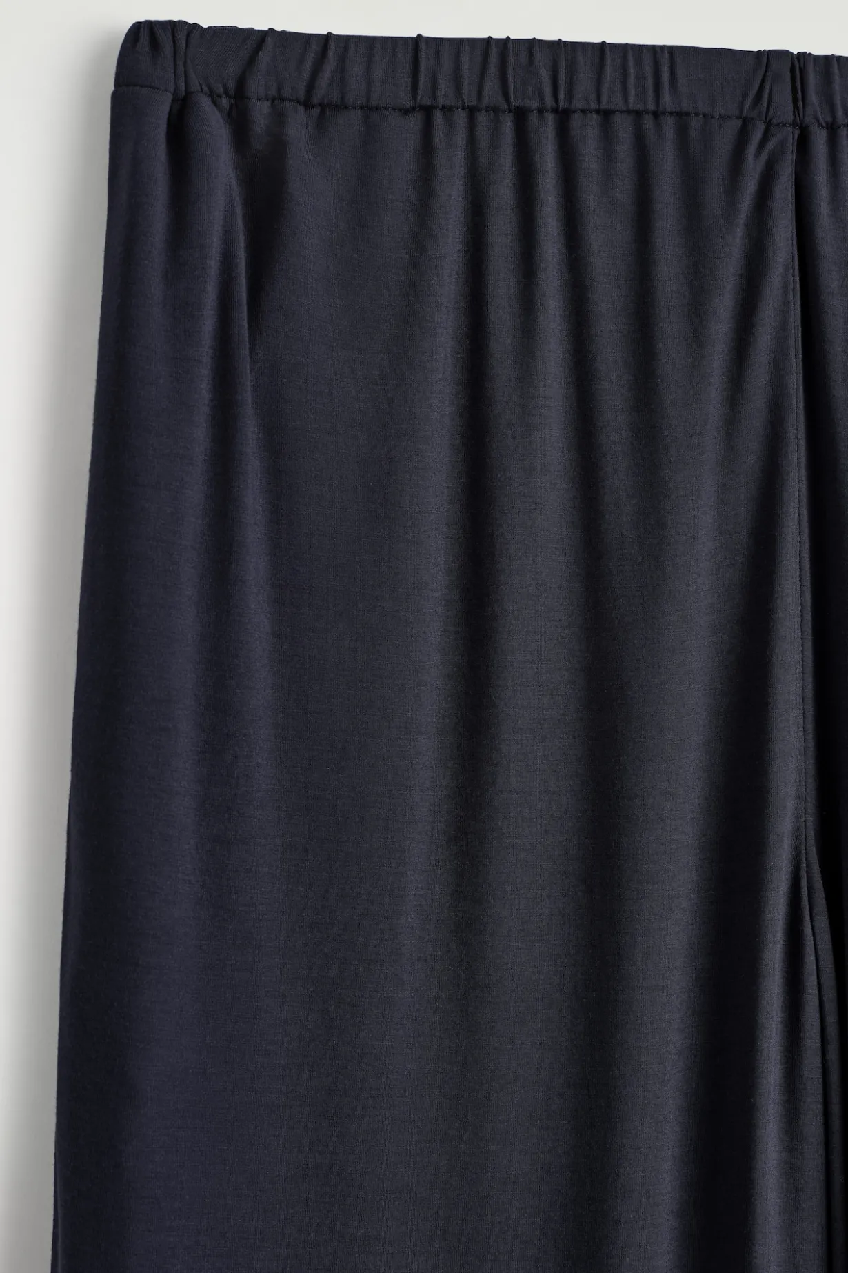 FLIESSENDE JERSEYHOSE MIT WEITEM BEIN