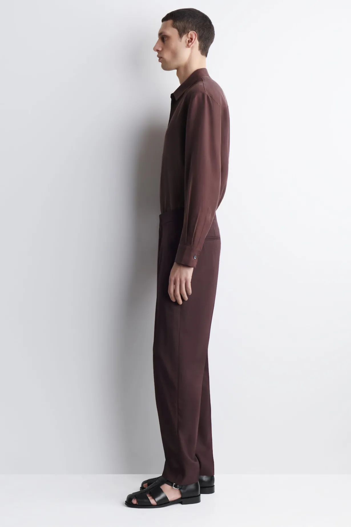 FLIESSENDE WOLLHOSE MIT SCHMALER PASSFORM