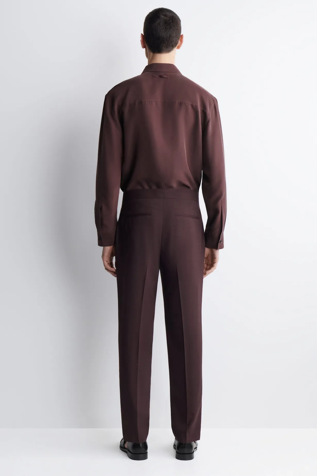 FLIESSENDE WOLLHOSE MIT SCHMALER PASSFORM