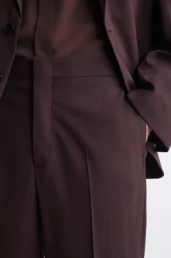 FLIESSENDE WOLLHOSE MIT SCHMALER PASSFORM