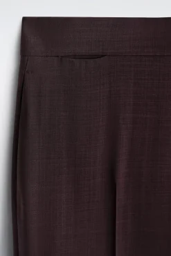 FLIESSENDE WOLLHOSE MIT SCHMALER PASSFORM